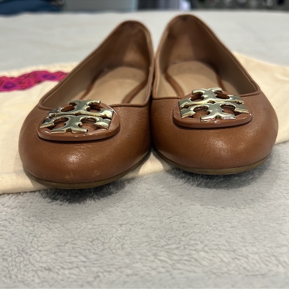 Tory Burch Tan Ballet Flats with Gold Logo - Picture 4 of 5